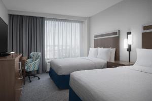 Postel nebo postele na pokoji v ubytování Hampton Inn Washington DC NoMa Union Station