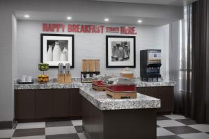 Kuchyň nebo kuchyňský kout v ubytování Hampton Inn Washington DC NoMa Union Station