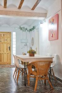 a dining room with a wooden table and chairs at Casa Maibeca in Bolbaite
