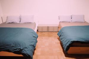 two beds sitting next to each other in a room at Apartement Saint Louis Train Station- EuroAirport- Basel in Saint-Louis