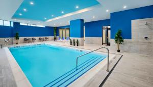 a large swimming pool in a hotel lobby at Hampton Inn By Hilton Hamilton in Hamilton