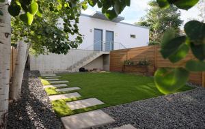 Κήπος έξω από το Denver Lower Highlands Modern Home
