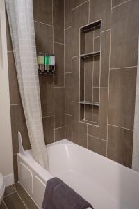 Ένα μπάνιο στο Denver Lower Highlands Modern Home +43 φωτογραφίες