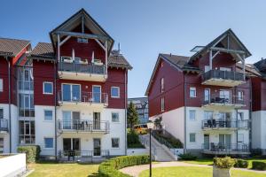 una fila de edificios de apartamentos con balcones en Ferienwohnung Tannenblick 7-4, en Oberhof