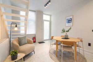 Posezení v ubytování Gezellig, knusse en gerenoveerde rijwoning 4p