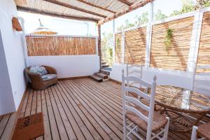 a screened in porch with a table and chairs at B - Studio Vista al Sol in Jávea