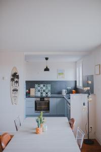 Η κουζίνα ή μικρή κουζίνα στο Le Côte Ouest - 2 Bedroom Apartment with Garage +14 φωτογραφίες