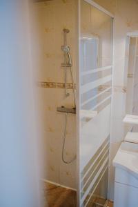 Ένα μπάνιο στο Le Côte Ouest - 2 Bedroom Apartment with Garage