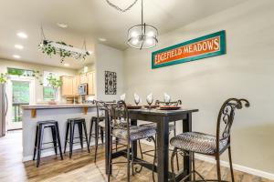 Galería fotográfica de Walk to McMenamins Edgefield Inviting Townhome! en Troutdale 28 fotos más