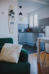 Η κουζίνα ή μικρή κουζίνα στο Le Côte Ouest - 2 Bedroom Apartment with Garage