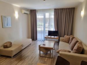 オブゾルにあるApartment with a large terrace and direct access to the seaのソファとテーブルのあるリビングルーム