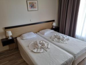 オブゾルにあるApartment with a large terrace and direct access to the seaのベッドルーム1室(花2本のベッド1台付) +14枚の写真