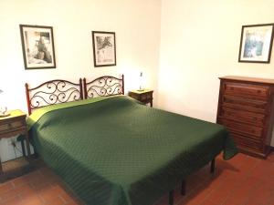 Postel nebo postele na pokoji v ubytování Agriturismo La Burraia vicino a San Gimignano