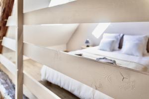 Postel nebo postele na pokoji v ubytování Lodge des Cordeliers