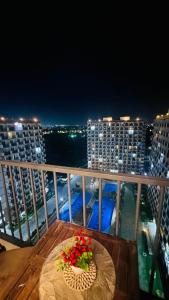 Lapu Lapu CityにあるCozy Pool and Seaview Condo in Cebu with Balcony near Mactan Airportの市街の景色を望むバルコニー(テーブル付)