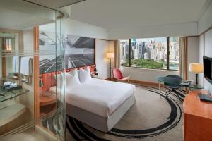 una camera d'albergo con un letto e una grande finestra di The Park Lane Hong Kong, Autograph Collection a Hong Kong Altre 37 foto