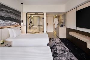 Katil atau katil-katil dalam bilik di The Park Lane Hong Kong, Autograph Collection