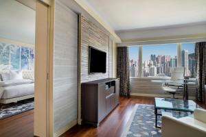Televisyen dan/atau pusat hiburan di The Park Lane Hong Kong, Autograph Collection