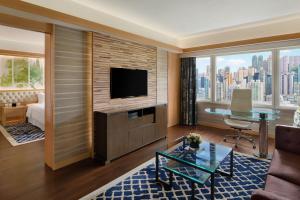 Televisyen dan/atau pusat hiburan di The Park Lane Hong Kong, Autograph Collection