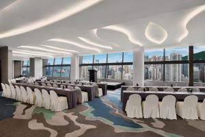 una sala conferenze con sedie e un podio di The Park Lane Hong Kong, Autograph Collection a Hong Kong