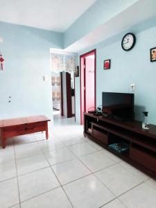 TV a/nebo společenská místnost v ubytování Apartamento no centro do Florianópolis. todos os móveis e ventiladores, Wi-Fi, cozinha completa, Acomoda até 4 pessoas. No coração de Florianópolis perto de tudo! Desfrute do centro e trapeche de beiramar norte de Floripa com uma bela caminhada .