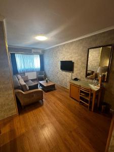 un salon avec un canapé et une table dans l'établissement Gimat Otel, à Yenimahalle