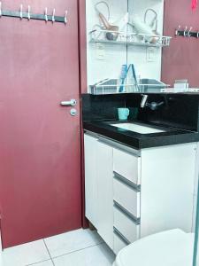 Kuchyň nebo kuchyňský kout v ubytování Apartamento no centro do Florianópolis. todos os móveis e ventiladores, Wi-Fi, cozinha completa, Acomoda até 4 pessoas. No coração de Florianópolis perto de tudo! Desfrute do centro e trapeche de beiramar norte de Floripa com uma bela caminhada .