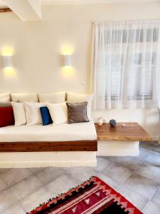 a living room with a couch and a table at La Casa di Rena in Ano Poroia