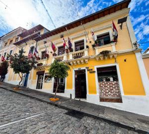 Un edificio giallo con bandiere americane su una strada di The Secret Garden a Quito