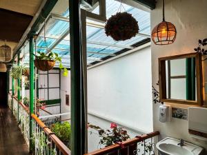 un bagno con finestra e lavandino su un balcone di The Secret Garden a Quito