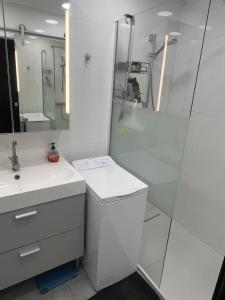 Zdjęcie z galerii obiektu Antibes carré d'or Bastion Albert 1er Vue mer w mieście Antibes +9 zdjęć