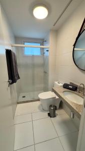 un bagno con doccia, WC e lavandino di Flat Barra - Rio Centro a Rio de Janeiro