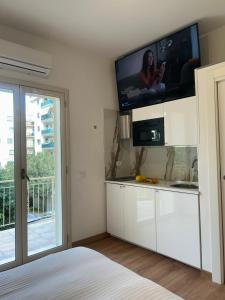 A kitchen or kitchenette at Confort Suites