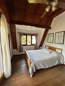 ein Schlafzimmer mit einem Bett und einem Deckenventilator in der Unterkunft Makikihi - Barrio Norte in Villa Gesell