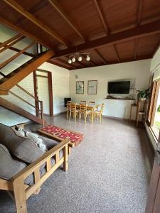 ein Wohnzimmer mit Sofa und Tisch in der Unterkunft Makikihi - Barrio Norte in Villa Gesell