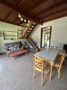 ein Wohnzimmer mit Tisch und Couch in der Unterkunft Makikihi - Barrio Norte in Villa Gesell