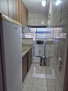 Kuchyň nebo kuchyňský kout v ubytování Terraza 450 BC - Varanda ampla - 450m praia - Wi-Fi 500 Mbps - Netflix