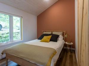 Postel nebo postele na pokoji v ubytování Fully renovated cottage on Lac 31 milles