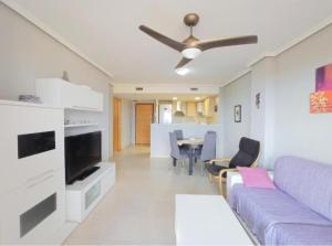 een woonkamer met een bank en een tafel bij Urbanizacion Terrazas al mar in Oropesa del Mar