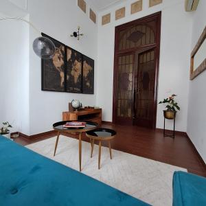 ローマにあるResidenza San Pietroのリビングルーム(テーブル、ドア付)