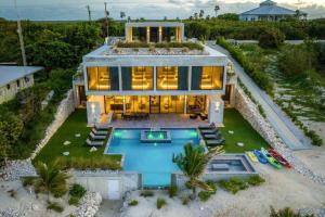 Gallery image of Bella Rocca - Luxurious Ocean Estate with Private Pool, Heated Spa, & Designer Interiors in Gun Bay