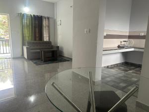 Kuchyň nebo kuchyňský kout v ubytování Wayanad Vista Service Apartment