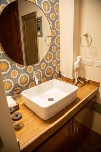 ラパスにあるEstancia 104の白い洗面台と鏡のあるバスルーム