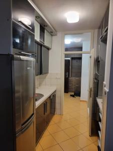 トゥズラにあるApartman Aylinのタイルフロアのキッチン(ステンレス製の冷蔵庫付)
