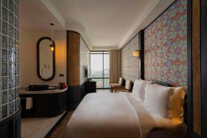 Voodi või voodid majutusasutuse The Orient Jakarta, a Royal Hideaway Hotel toas