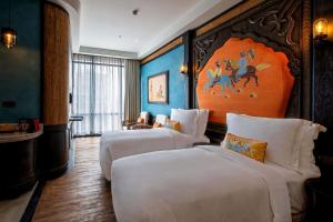 Voodi või voodid majutusasutuse The Orient Jakarta, a Royal Hideaway Hotel toas