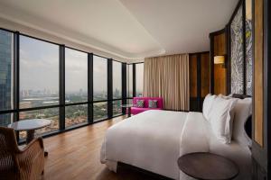 Voodi või voodid majutusasutuse The Orient Jakarta, a Royal Hideaway Hotel toas