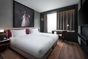 Letto o letti in una camera di Radisson RED Galway