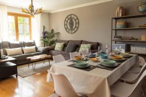 salon ze stołem i kanapą w obiekcie EARRA - Villa Eki - 2 garajes, playa a 7 min a pie w mieście Zarautz