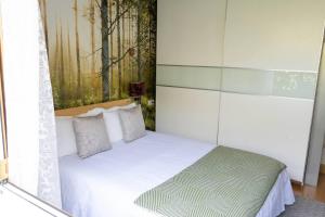 Łóżko lub łóżka w pokoju w obiekcie EARRA - Villa Eki - 2 garajes, playa a 7 min a pie
